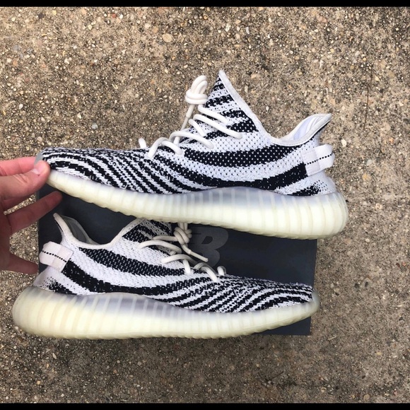 Yeezy 350 v2 “zebra” - Picture 2 of 8